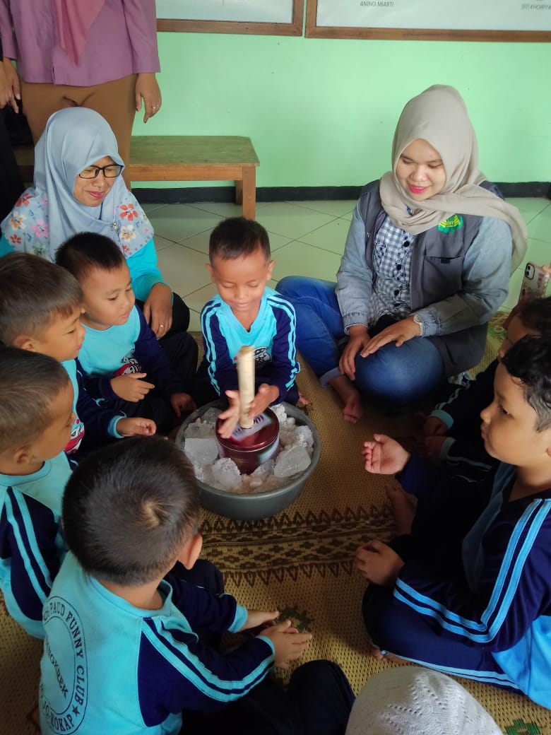 Mahasiswa KKN UMY Ajarkan Pembuatan Es Puter pada Peserta Didik PAUD Funny Club Sangkrek